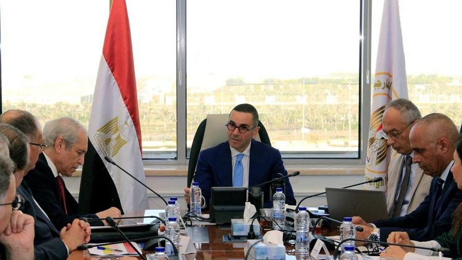 وزير الاستثمار يبحث مع رؤساء المجالس التصديرية سبل تعزيز الصادرات